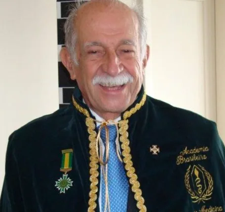 Retrato de acadêmico com traje solene da ABRAMVET