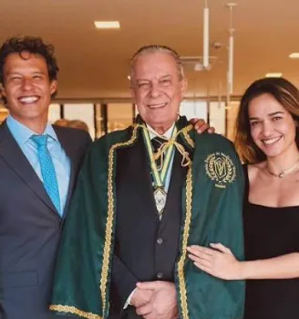 Acadêmico acompanhado durante cerimônia da ABRAMVET