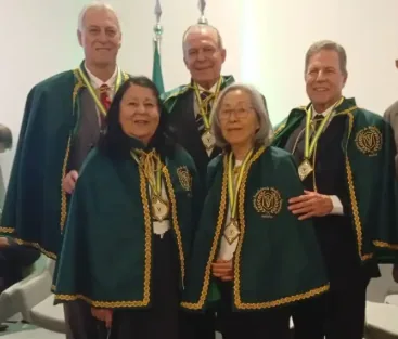 Grupo de membros em encontro institucional