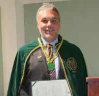 Novo acadêmico com diploma de posse