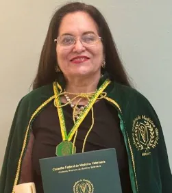 Acadêmica com diploma da ABRAMVET