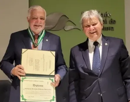 Entrega de diploma em solenidade acadêmica